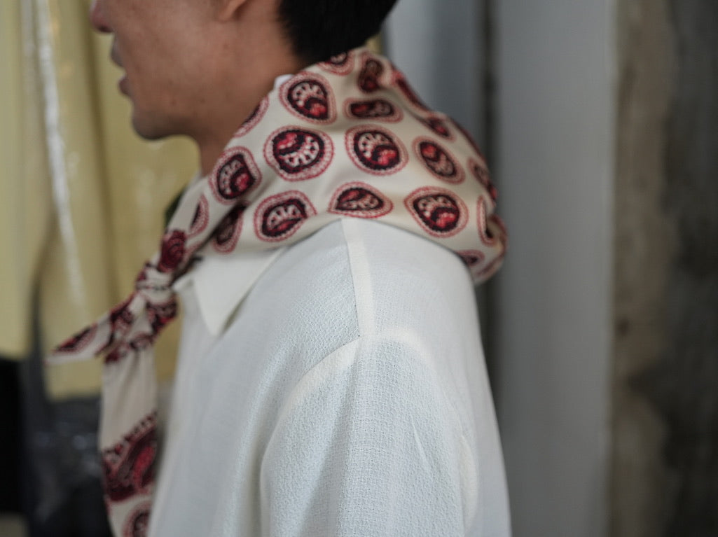 mandoのブルゾンと、NOMA RHYTHM TEXTILEのフーディースカーフ