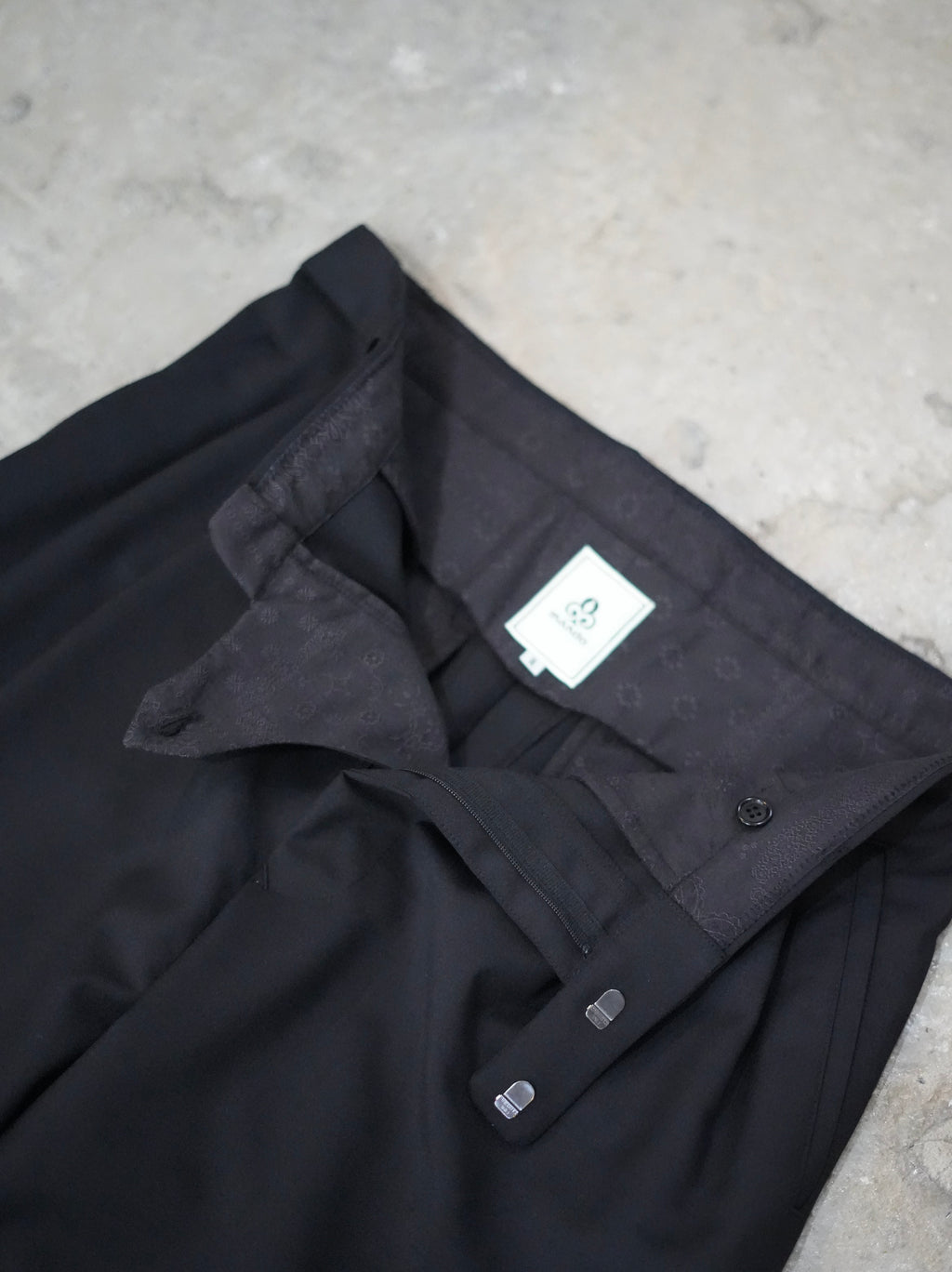 mando (マンド) wool mohair 2-tuck semi-wide pants