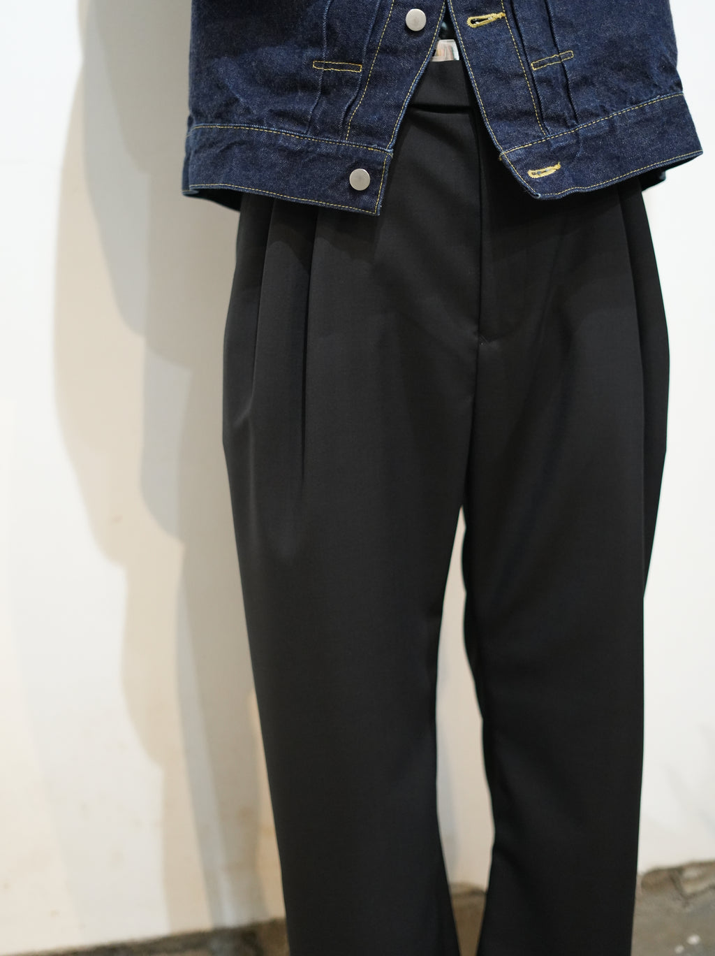mando (マンド) wool mohair 2-tuck semi-wide pants