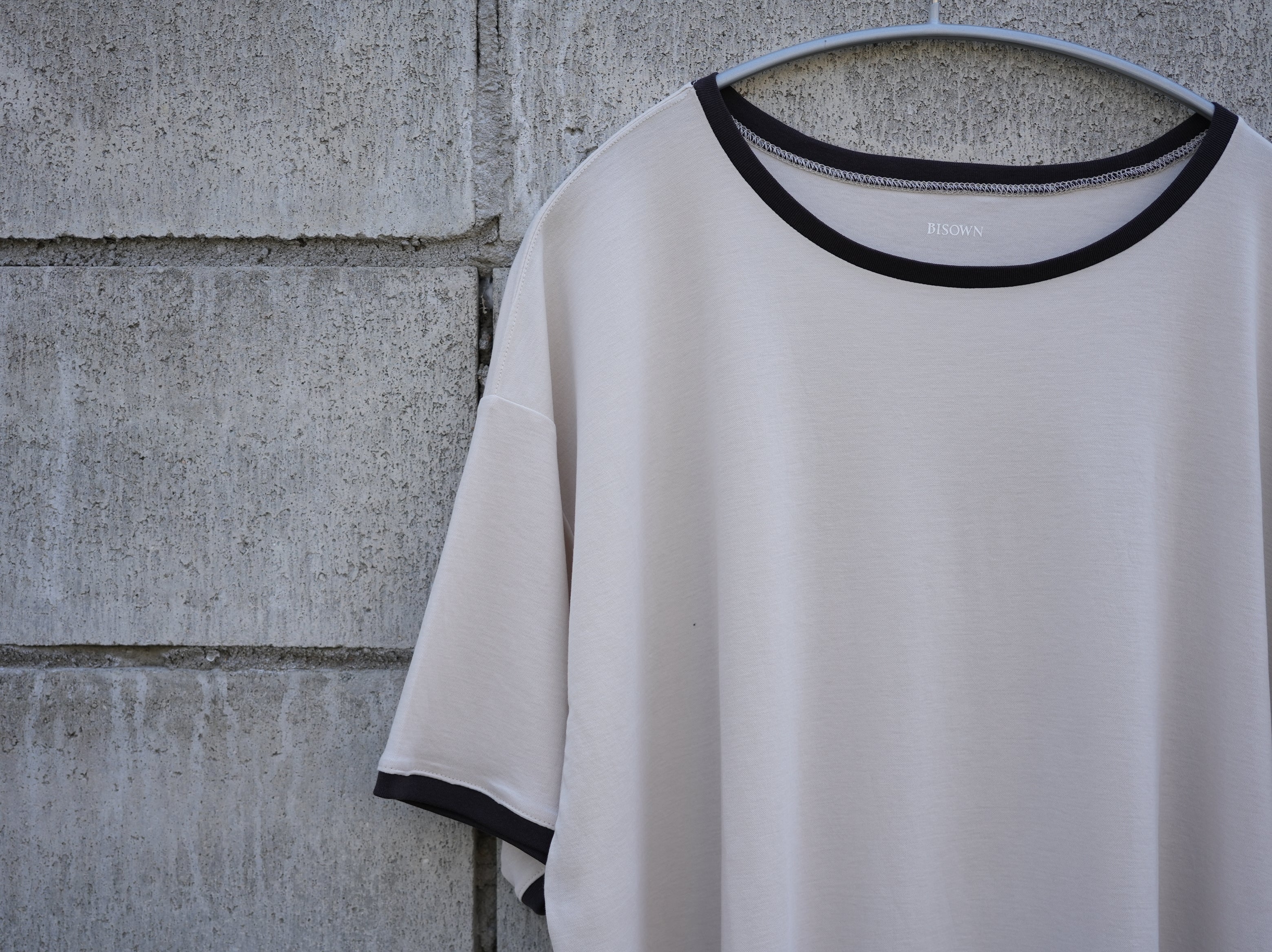 BISOWN (ビソウン) / PIMA MOKLODI RINGER TEE STONE × BROWN – about