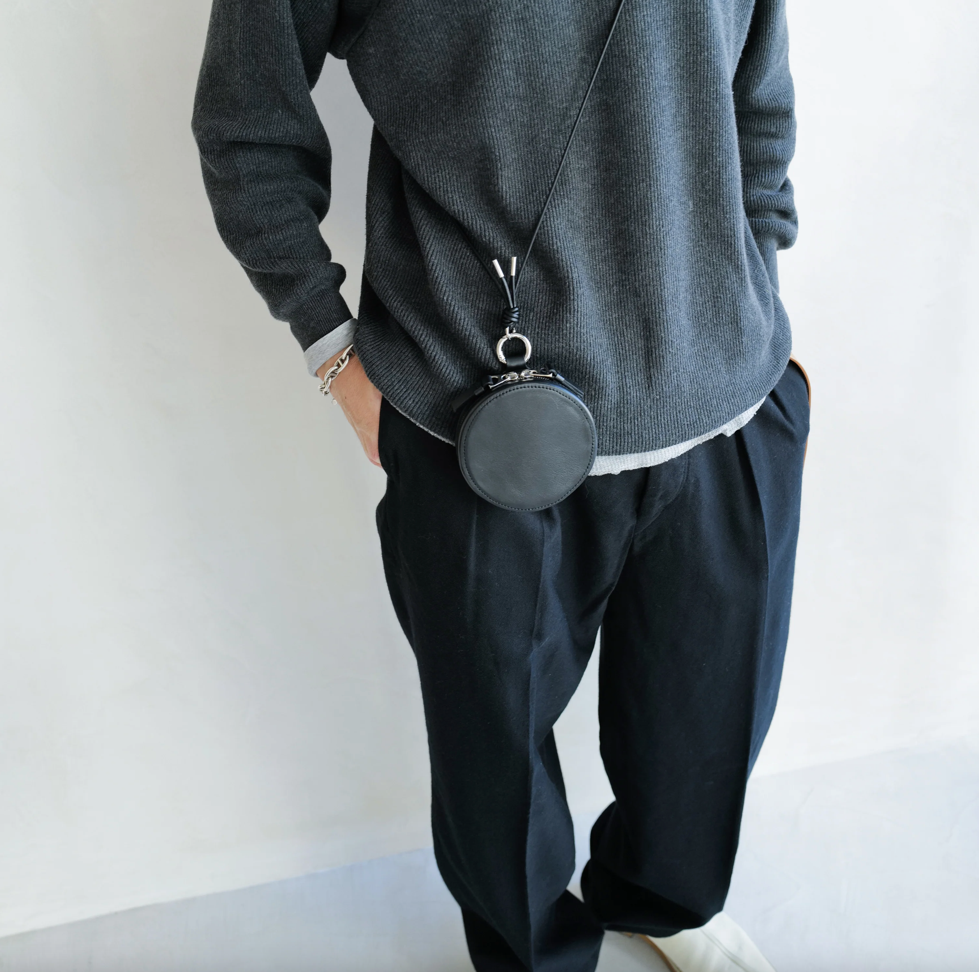 ITTI (イッチ) / CIRCLE MINI BAG – RAPTO FLEX Black レザーミニバッグ