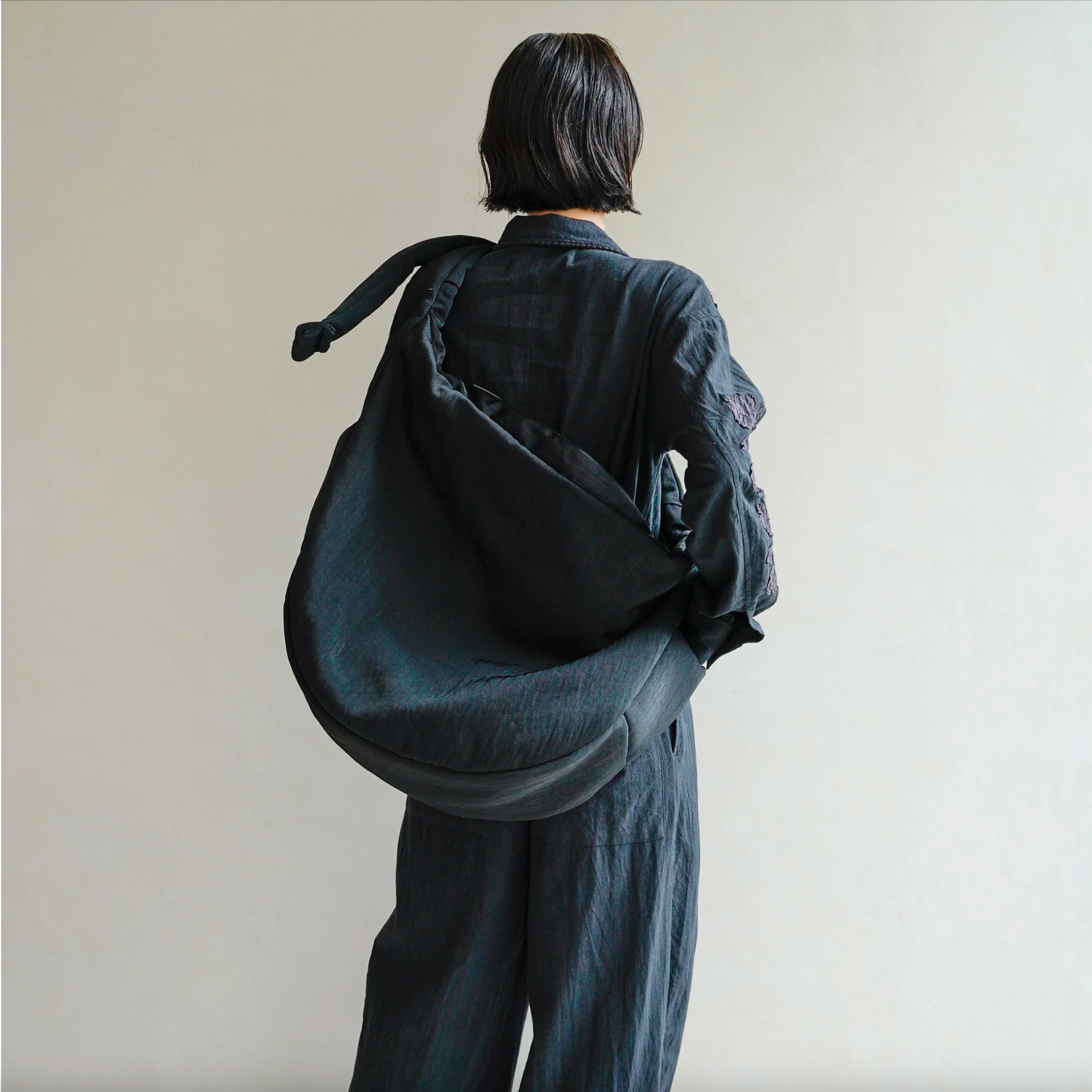ITTI (イッチ) / ANNIE PUFFER BIG MOON SHOULDER BAG CERATO BRIGHT BLACK