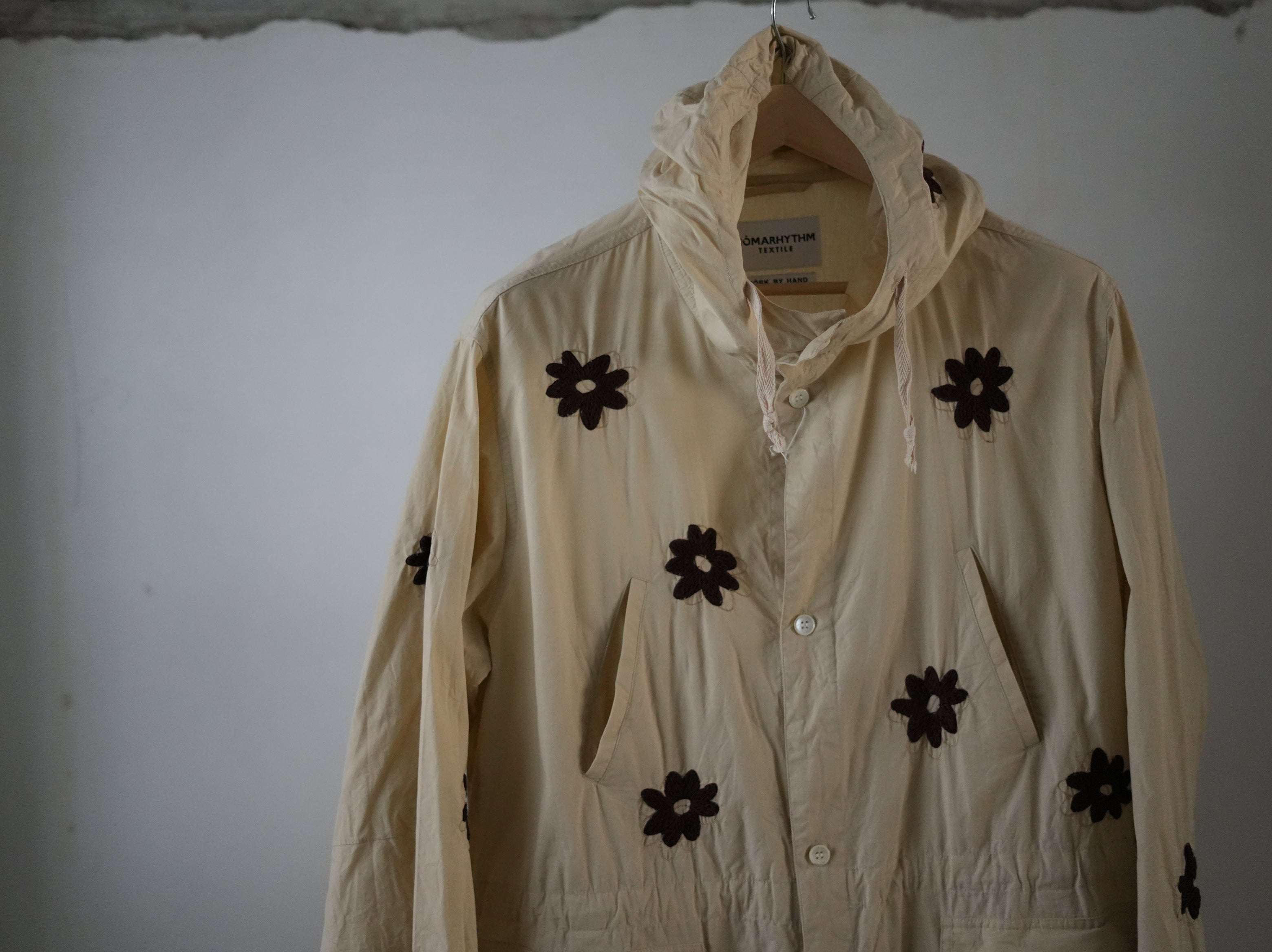 NOMA RHYTHM TEXTILE (ノーマ) / FLOWER EMBROIDERY HOODED COAT Beige