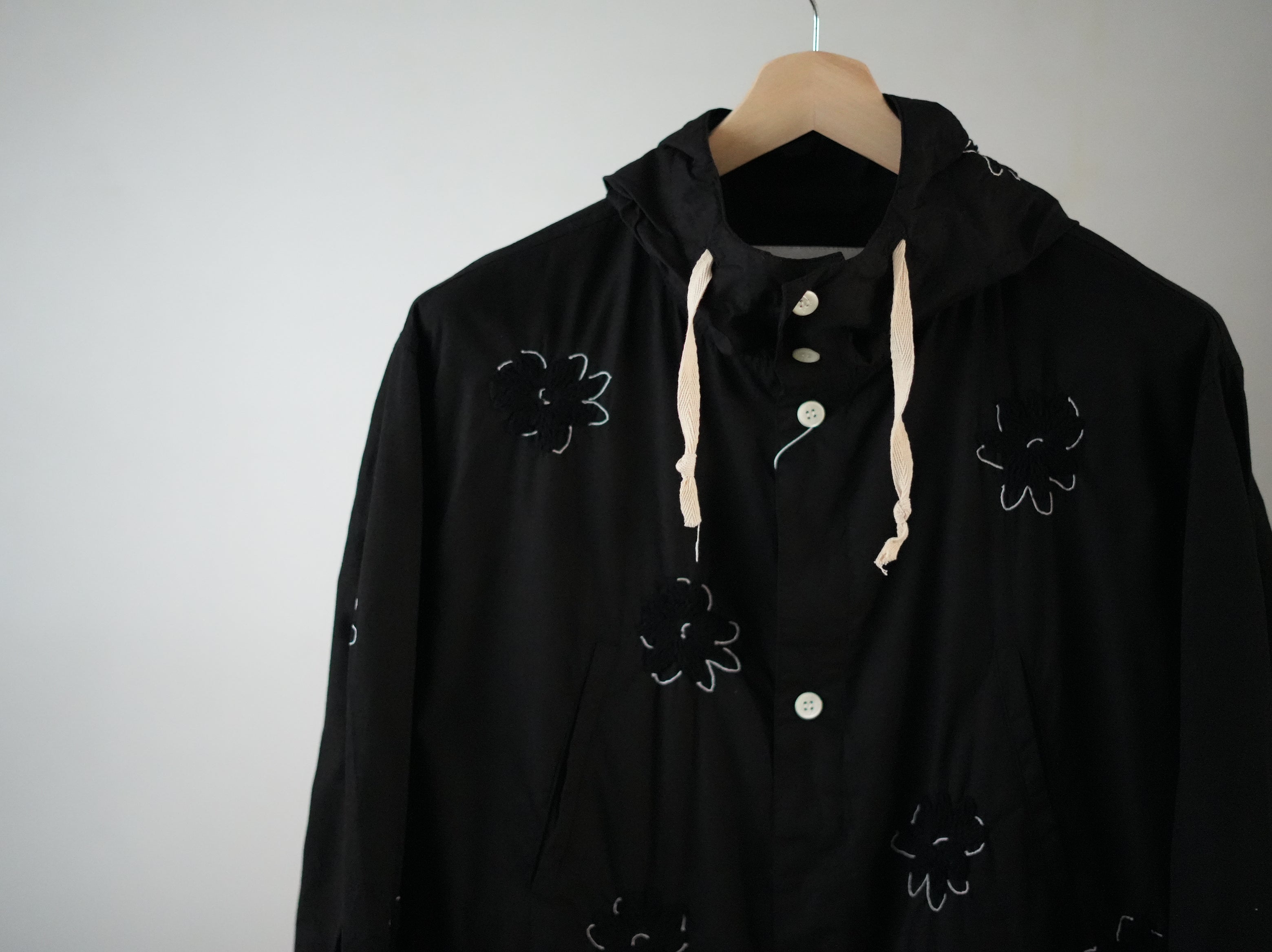 NOMA RHYTHM TEXTILE (ノーマ) / FLOWER EMBROIDERY HOODED COAT black