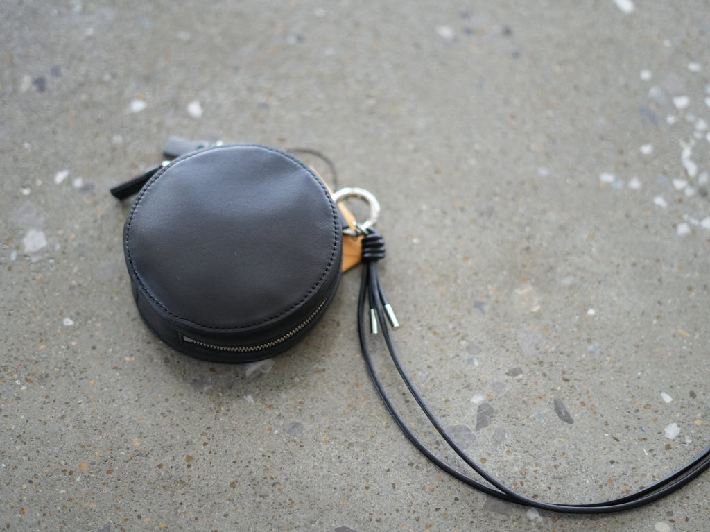 ITTI (イッチ) / CIRCLE MINI BAG – RAPTO FLEX Black レザーミニバッグ