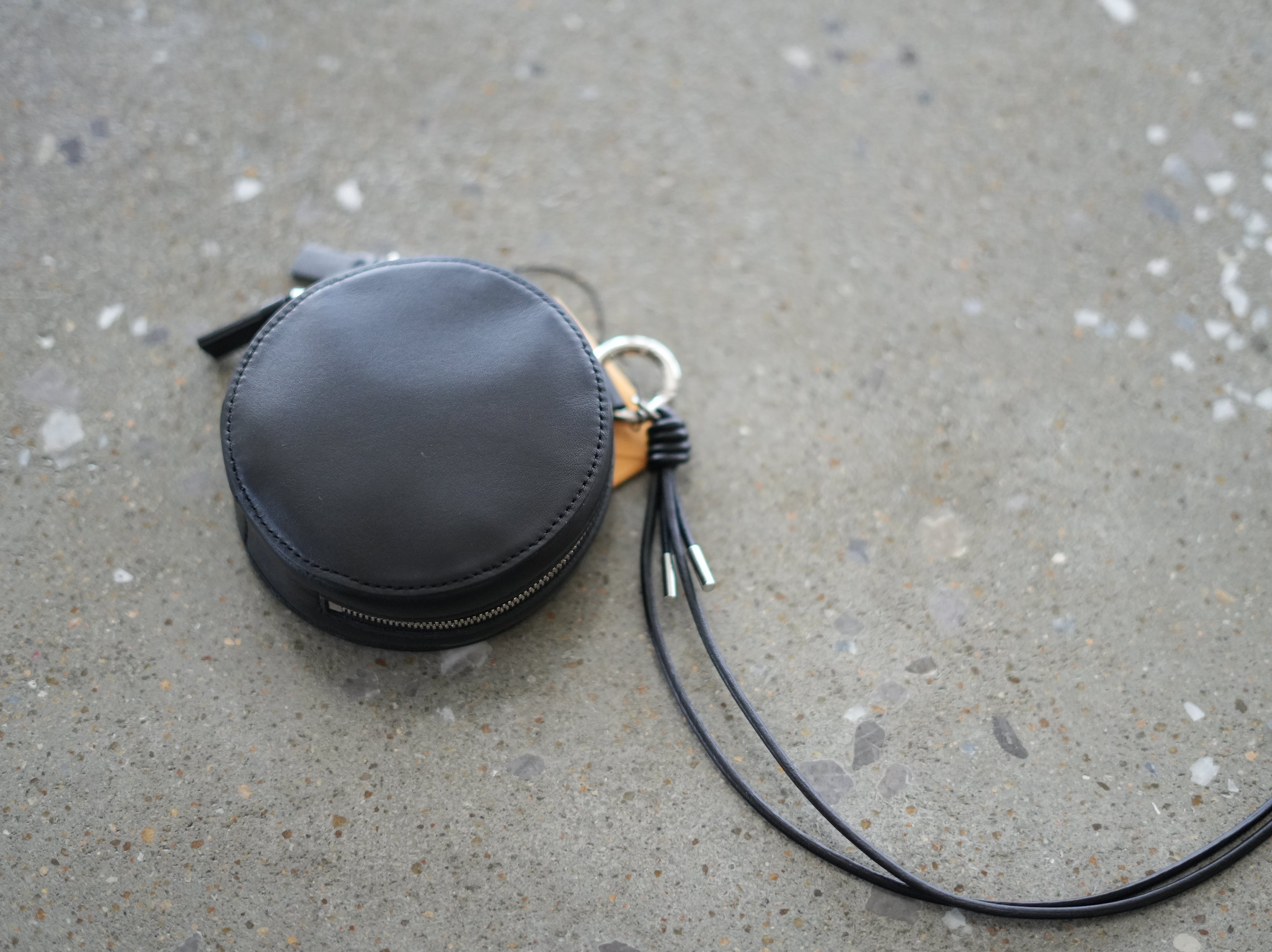 ITTI (イッチ) / CIRCLE MINI BAG – RAPTO FLEX Black レザーミニバッグ