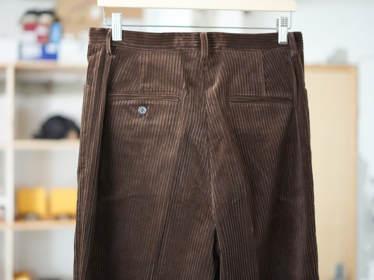BISOWN ( ビソウン ) / MIXED-WALE CORDUROY NOTUCK SLACKS BROWN