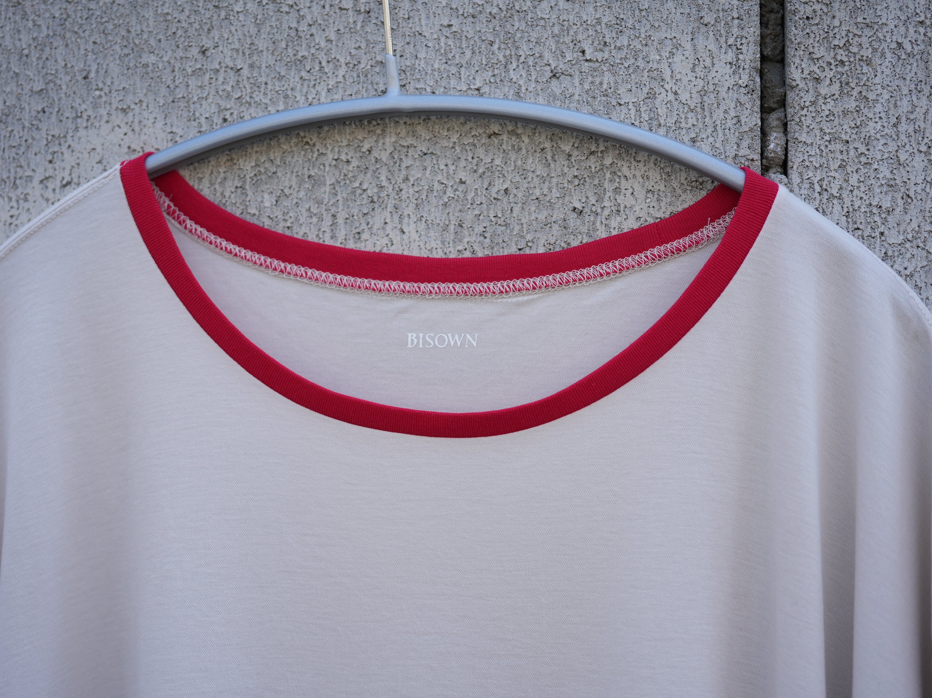 BISOWN (ビソウン) / PIMA MOKLODI RINGER TEE STONE × RED – about