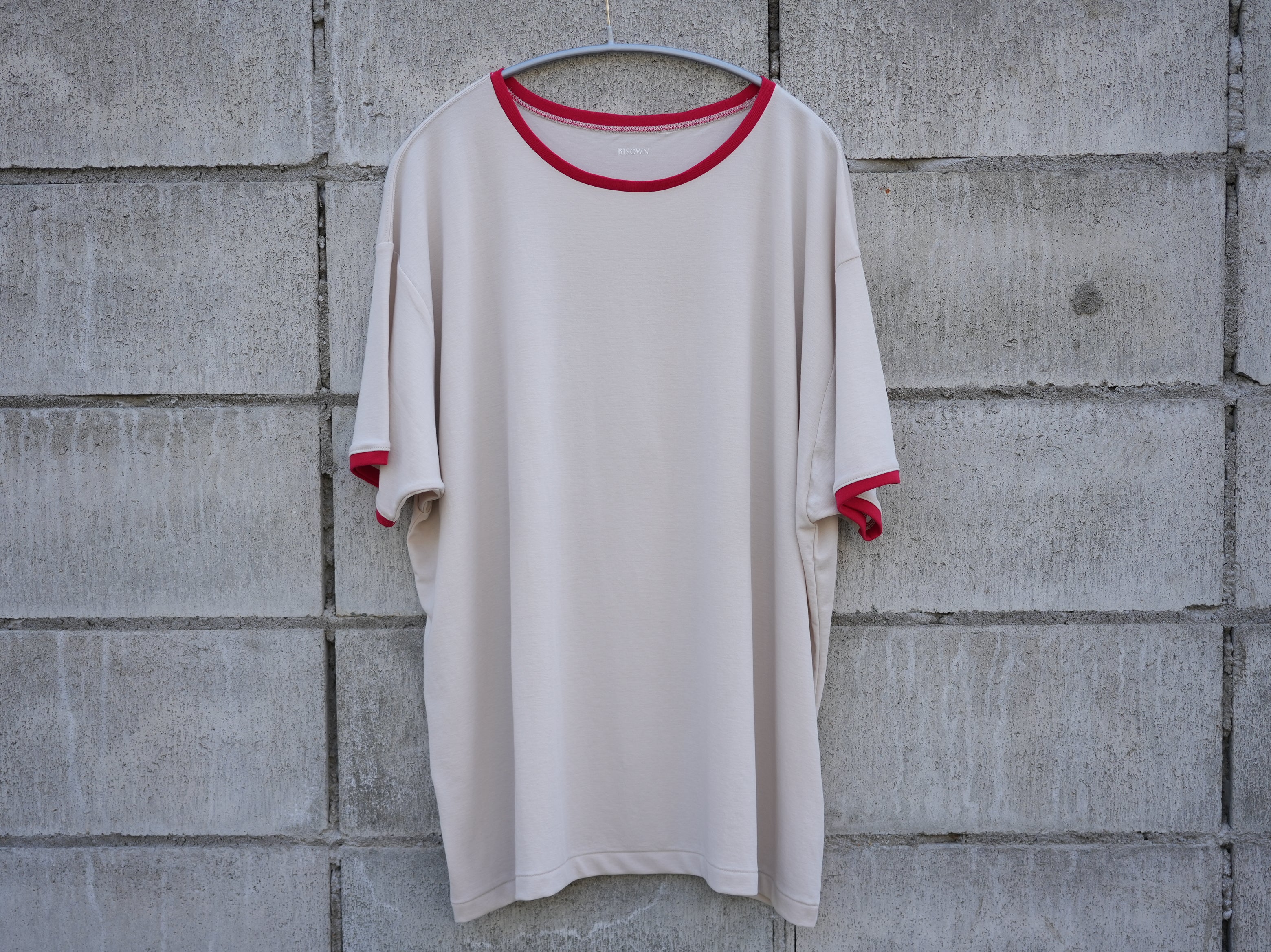 BISOWN (ビソウン) / PIMA MOKLODI RINGER TEE STONE × RED – about