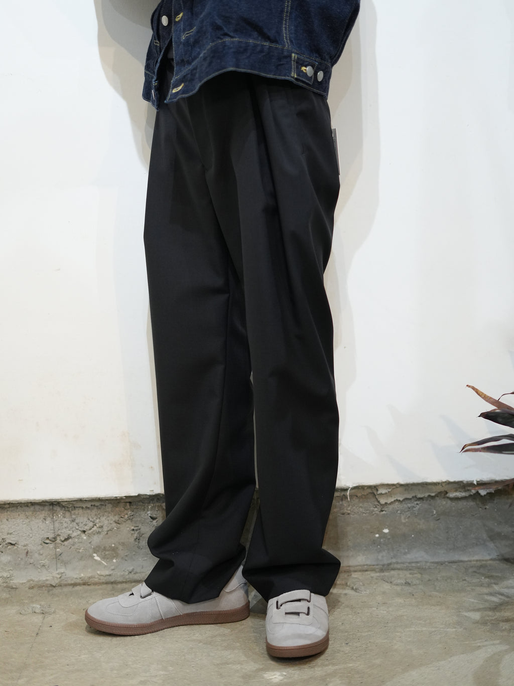 mando (マンド) wool mohair 2-tuck semi-wide pants