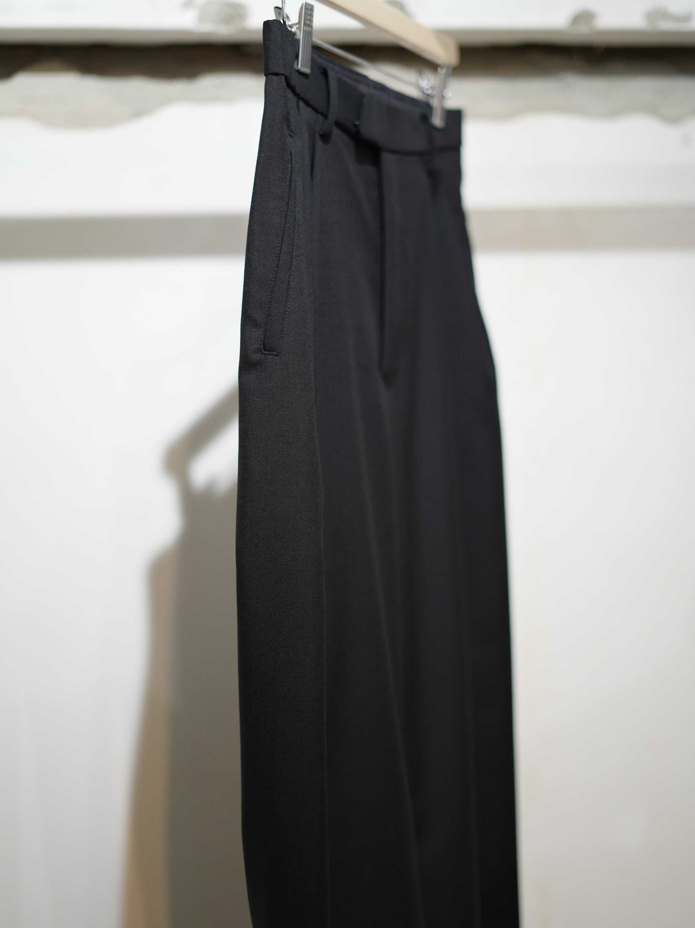 mando (マンド) wool mohair 2-tuck semi-wide pants