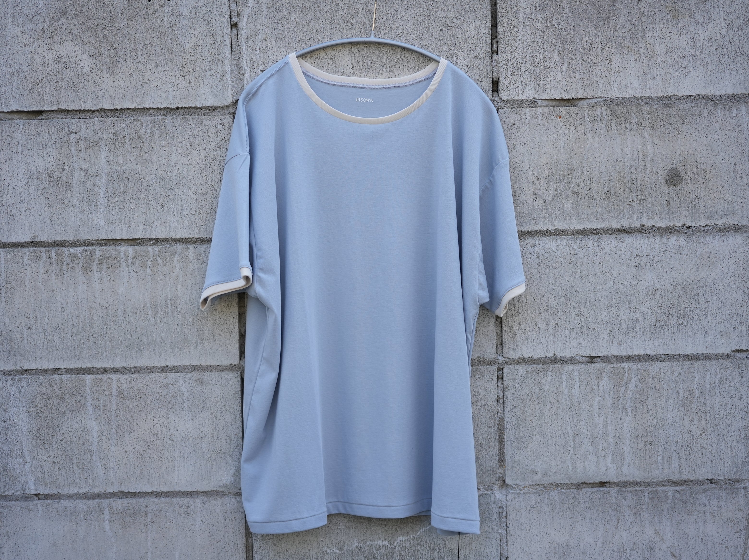 BISOWN (ビソウン) / PIMA MOKLODI RINGER TEE BLUE× WHITE – about