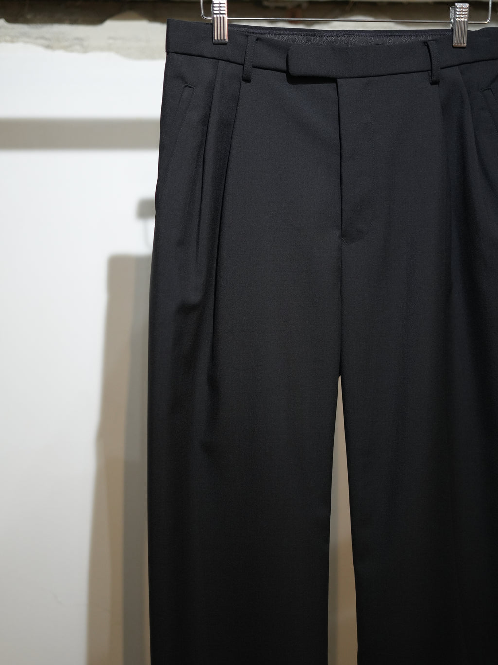 mando (マンド) wool mohair 2-tuck semi-wide pants
